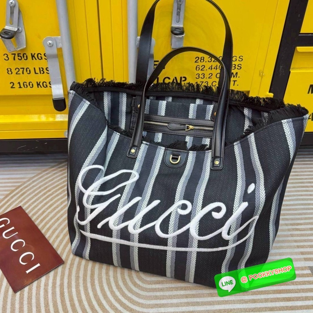 Gucci Embroidered large canvas tote bag Variation multicolor canvas กระเป๋าสะพายทรงโท้ทใบใหญ่ โดดเด่นผ้าแคนวาสฝ้ายลายทางสะดุดตา ตกแต่งด้วยงานปักลาย Gucci ด้านหน้า คอลเลคชั่นฤดูใบไม้ผลิ/ฤดูร้อน 2025 ภายในโล่งกว้าง จุของได้สบายๆ สะพายไปเที่ยว short vacation