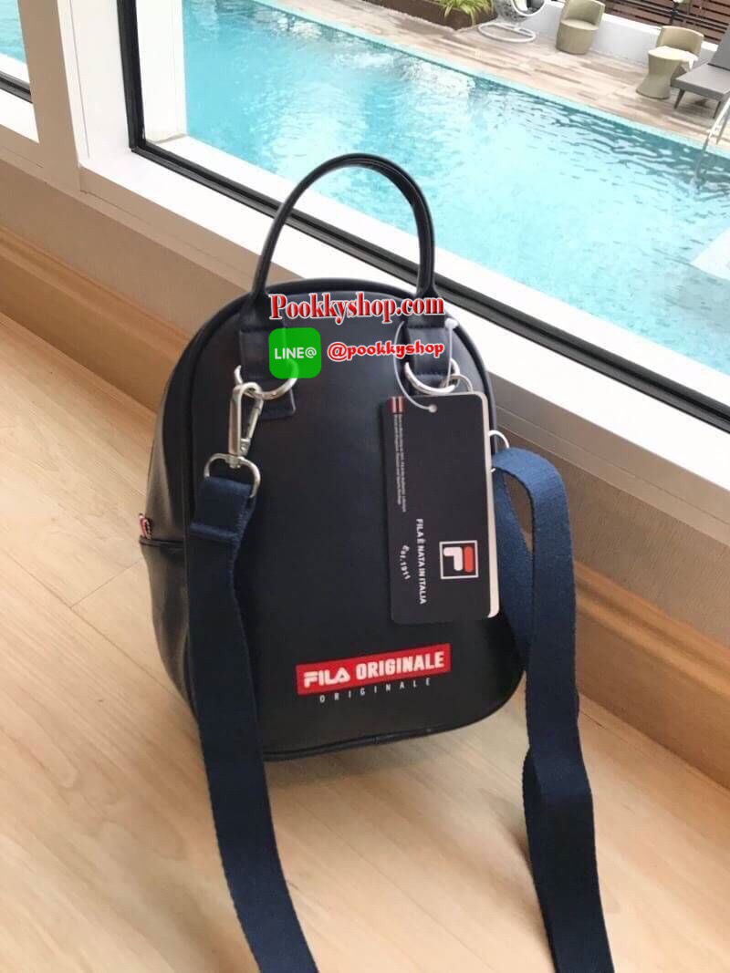 FILA 2WAY MINI BACKPACK กระเป๋าเป้หรือสะพายข้างสไตล์ Sport รุ่น Limited Edition ขนาดมินิ กำลังดี หนังนิ่มตั้งอยู่ทรง กันน้ำและน้ำหนักเบา ด้านหน้าสกรีนโลโก้แบรนด์ ด้านหน้าช่องซิปใส่ของจุกจิก ช่องหลักเปิดปิดด้วยซิปสะดวกใช้ หัวซิปแบรนด์ ภายในมีช่องใส่ของ หูจ
