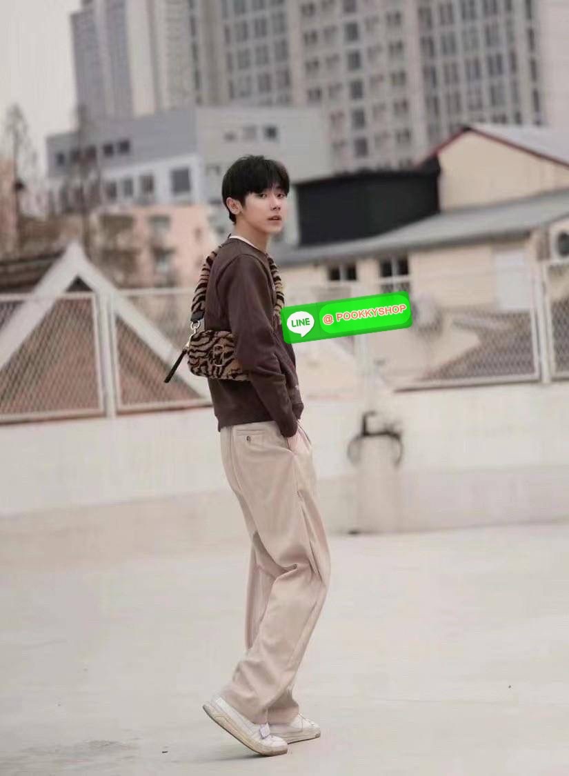 March Jacop The Snapshot Tiger Stripe Plush Bag เสือต้องมานะแม่ปีนี้ เฮงๆรับปีเสือด้วยกระเป๋าลายเสือจากแบรนด์ March Jacop กันค่า เป็นกระเป๋าถือหรือสะพายข้างขนฟูๆนุ่ม วัสดุผ้าขนสัตว์ Polyester ด้านหน้าประดับด้วยโลโก้ J อันเป็นสัญลักษณ์ของแบรนด์ อะไหล่ทองหร