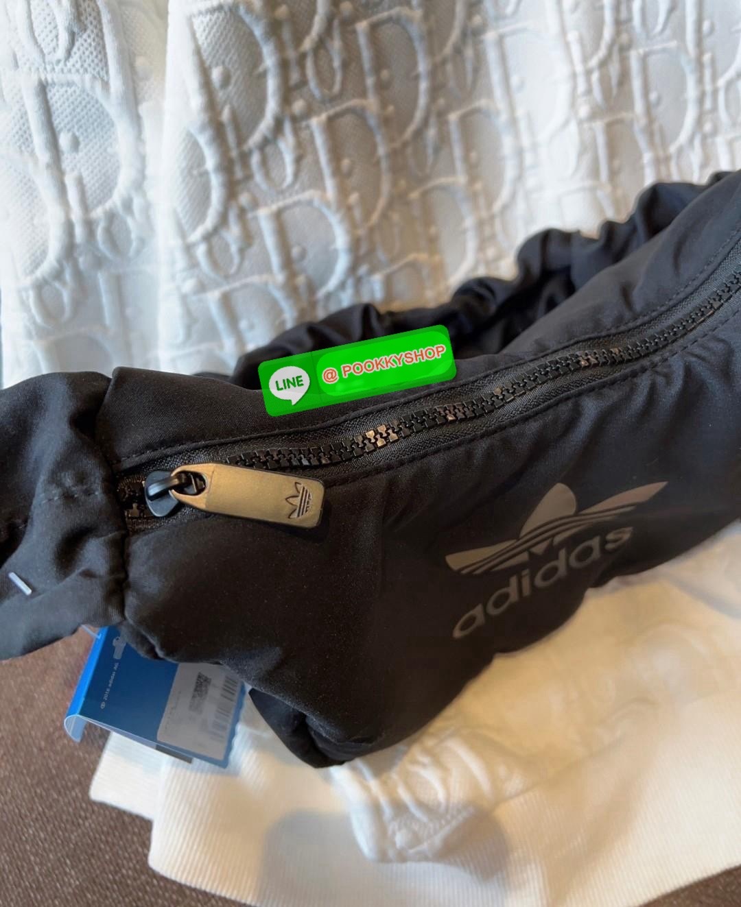 Rare items! ในเวปรุ่นนี้ขายเกือบๆ3พันจ้าา ADIDAS ORIGINAL NYLON BAG 2024 ยังมีพร้อมส่ง! สวยจึ้งมากๆค่าสาวๆ กระเป๋าแนววสปอร์ตจากอดิดาส ไม่ตกเทรน วันไหนๆจะพกพาในไทยหรือ ตปท.ได้หมด วัสดุไนล่อนเสริมนวมอย่างดี ขนาดกลางๆ ค่ะ