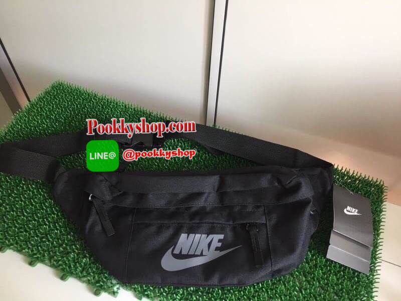 Brand : NIKE รุ่น TECH HIP PACK Detail : กระเป๋าขนาดพอเหมาะ คาดเอว สะพายข้าง หิ้วแบบชิวๆ เปิดปิดด้วยซิป 3 ช่อง (2 ช่องใหญ่ 1 ช่องเล็ก) โลโก้ด้านหน้า Nike เด่นชัด ภายในมีช่องใหญ่บนสุด มีช่องซิปเล็ดตาข่ายอีก 1 ช่อง บรรจุของได้จำนวนมาก ช่องเล็กด้านหน้าสามารถ