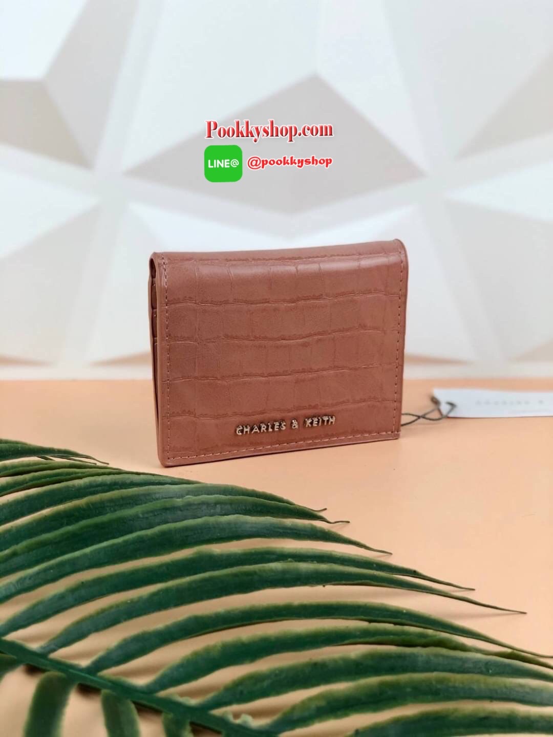 CHARLES & KEITH CROC-EFFECT SMALL WALLET กระเป๋าเงินใบสั้น วัสดุหนังพิมพ์ลายจรเข้ (สีมัลติหนังเรียบ) ด้านหลังมีช่องซิปใส่เหรียญ รุ่นนี้เปิดปิดแบบกระดุม ด้านในมีช่องใส่บัตรได้ 6 ใบ และช่องใส่ธนบัตรได้ตามยาว ไม่ต้องพับแบงค์เลยค่า น่ารัก ใบประทัดรัด ห้ามพลาด