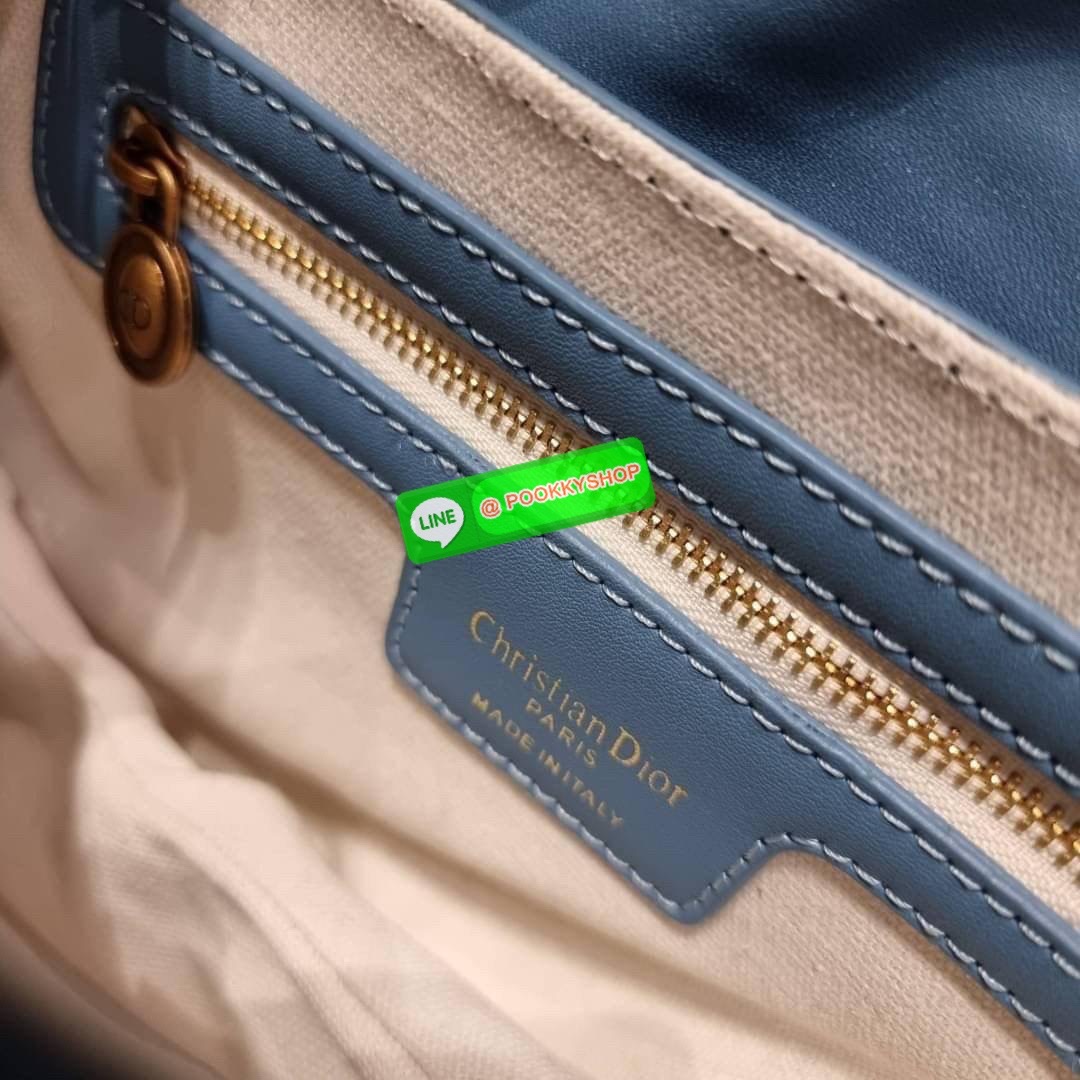 CD SADDLE BAG CALFSKIN กระเป๋าสะพายข้างพรีเมี่ยมกิ๊ฟ ทรงสวยไม่ซ้ำใคร กิมมิคในตัว ดูแพง ไซส์ใหญ่ ดีไซน์ย้อนยุค เป็นเอกลักษณ์สวยทุกแบบ เปิด-ปิดด้วยกระดุมแม่เหล็กซ่อน ใช้งานง่ายมากๆ ภายในเป็นช่องโล่ง มีช่องซิป วัสดุหนังลูกวัวฟอกสี ใส่ของสำคัญได้เลย หมดห่วง ม