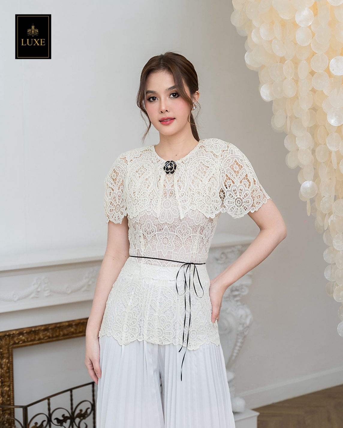 เสื้อแฟชั่น เสื้อลูกไม้ทรงเข้ารูป ดีไซน์เป็นเสื้อคลุมไหล่ในตัว ทำจากผ้าลูกไม้คอตตอนโครเชต์