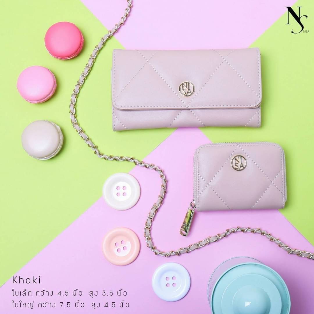 NISA Style My Authentic Brand มาแล้วค่ะ กระเป๋าสตางค์แบรนด์แท้ รุ่นขายดีที่สุด !!! NISA bag ~ ปังแน่นอน !!! จัด set 2 ใบ มาพร้อมกล่องแบรนด์ เลิศมากค่ะ ด้านหน้าและหัวซิปมีโลโก้แบรนด์ทุกใบ ภายในบุผ้าลายลิขสิทธิ์อย่างดี งานแลมป์ขึ้นเงา น้ำหนักเบามากค่ะ มาพร้