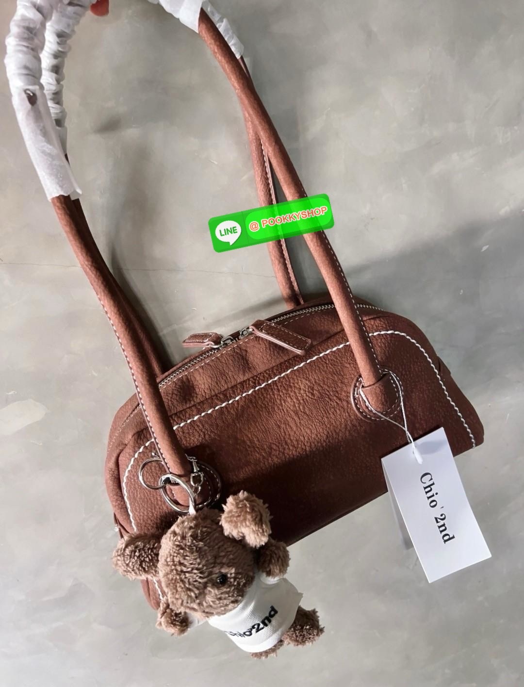 Chio’2nd Suede leather handbag//shoulder bag 💼 💋พร้อมตุ๊กตาหมีแบรนด์ตามรูปหนึ่งตัวค่ะ! 🔖พร้อมส่ง! น้องมากับความน่ารักและเบาเงินในกระเป๋าอีกเช่นเคย ✔️รุ่นนี้ใช้หนังกลับอย่างดีกึ่งกำมะหยี่ ลายหนังสวยมากๆ มีความนิ่มและเบาค่ะ &#