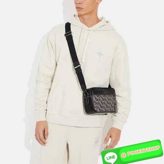 COACH CF484 GRAHAM CROSSBODY WITH COACH MONOGRAM PRINT 🔆 Details ใหม่ล่าสุด กับดีไซน์โฉมใหม่ ที่เปลี่ยนลุคไปเลย กระเป๋าครอสบอดี้ทรงยอดฮิตสุดคลาสสิค ใช้งานง่ายและสะดวก ด้านหลังมีช่องย่อย เปิด-ปิดด้วยซิปหลัก 2 ช่อง แบ่งสัดส่วน ภายในเป็นช่องโล่ง ใส่ข