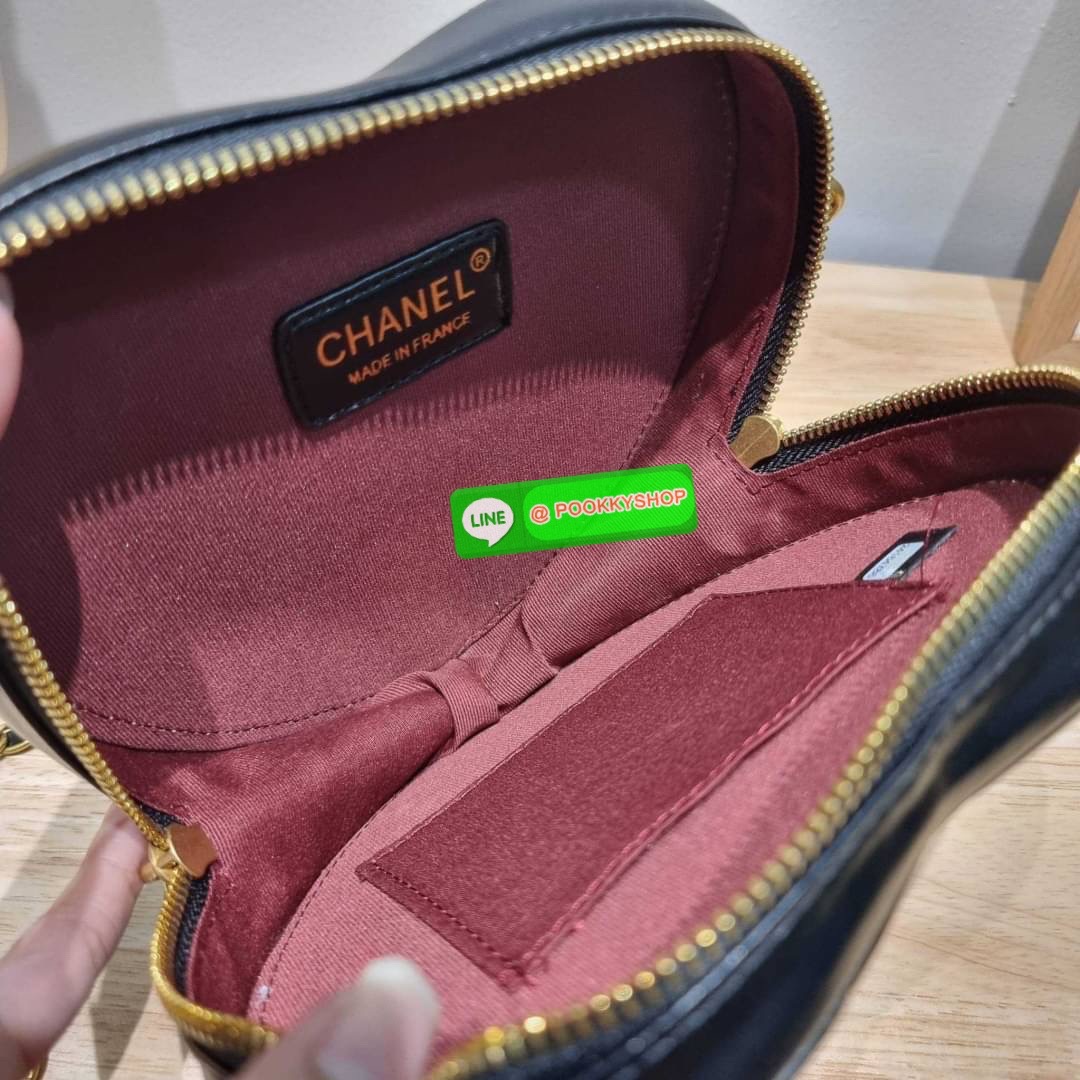 สวยมาก มงลงมาก!! พรีเมี่ยมกิ๊ฟ Chanel vip สุดพิเศษจากเคาน์เตอร์ duty free กระเป๋าสะพายสุดคิ้วท์ ที่ดีไซน์รูปทรงหัวใจไม่ซ้ำใคร น่ารักทุกสี น่าใช้ไปเลยแม่!! วัสดุหนังแกะฟอกสี เปิด-ปิดด้วยซิป ด้านหน้ามีช่องเก็บของจุกจิก ภายในเป็นช่องโล่ง ใส่มือถือ ใส่กระเป๋า