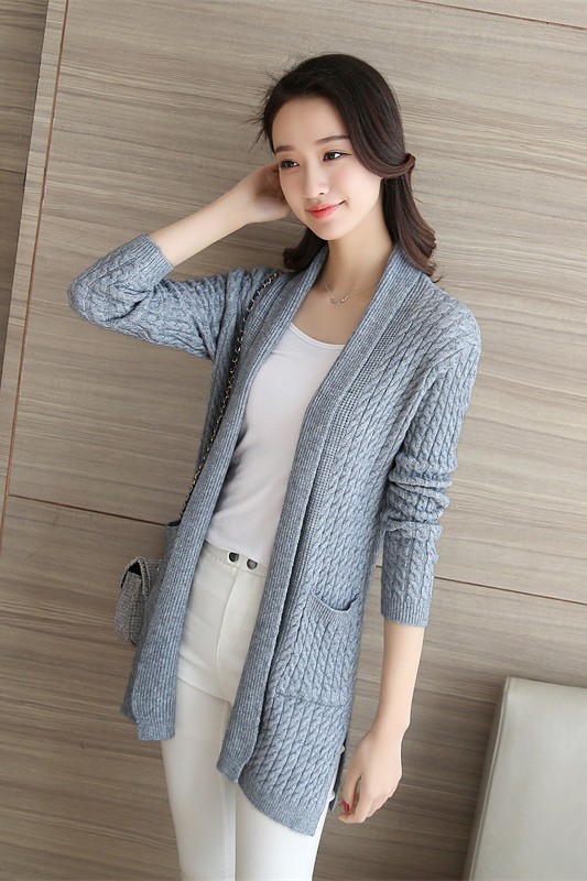 เสื้อผ้าแฟชั่นนำเข้า : เสื้อคลุมแฟชั่น พร้อมส่ง สีเทา ผ้าไหมพรม เนื้อนิ่ม ถักด้วยลายลูกโซ่ทั้งตัวเก๋ มีความยืดหยุ่นได้ดี ตัวยาวคลุมสะโพก แขนยาว ใส่กับชุดทำงานหรือชุดเที่ยวก็เก๋ๆค่ะ มีกระเป๋าใช้งานได้ ผ่าด้านข้างเก๋ งานสวยเหมือนแบบแน่นอนค่ะ