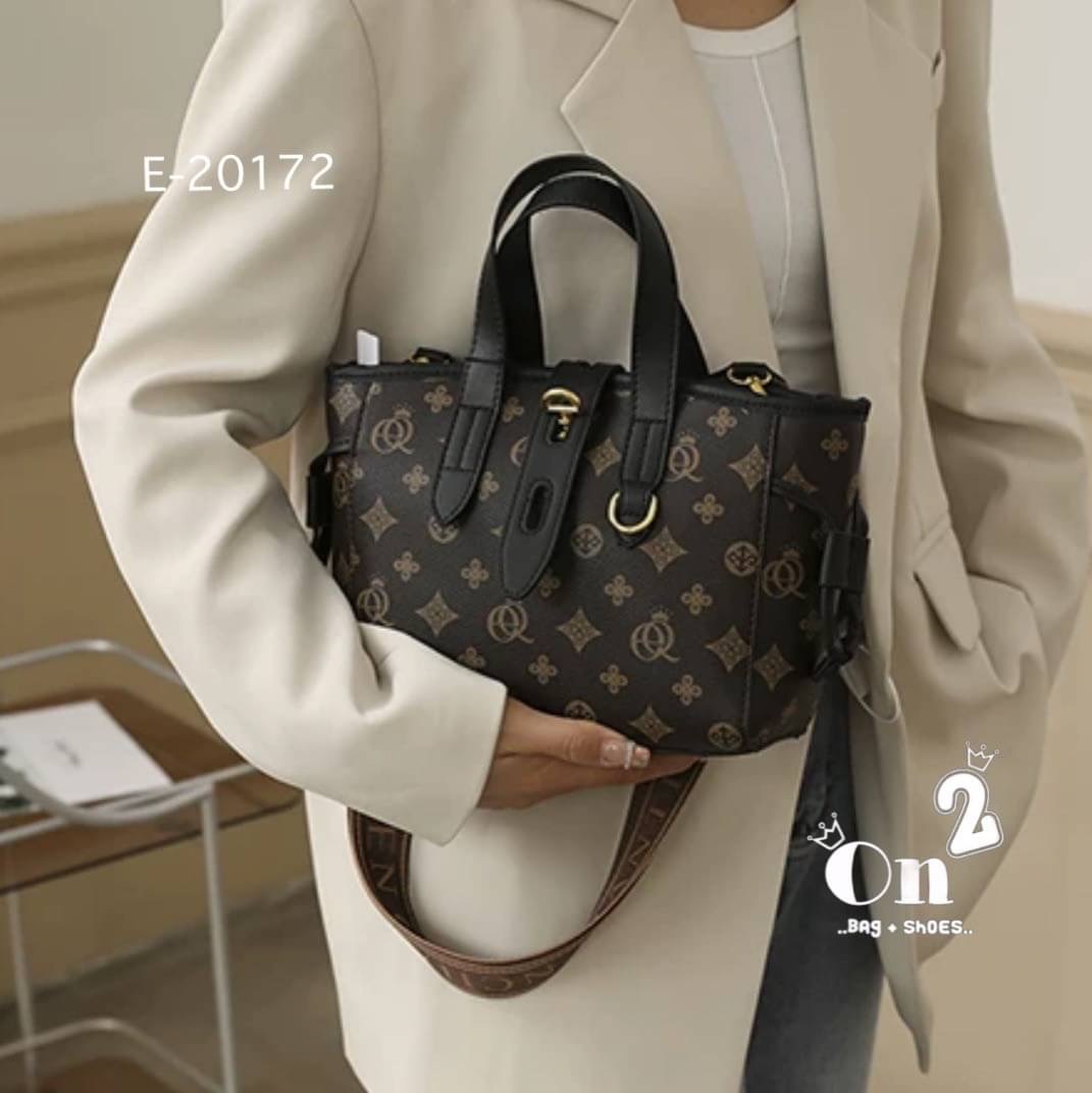 กระเป๋าสะพายแฟชั่นทรง tote งานสไตล์แบรนด์ ตัวล็อกด้านหน้าปรับระดับได้ มีสายสะพายยาวให้สามารถถอดออกถือได้ค่ะ