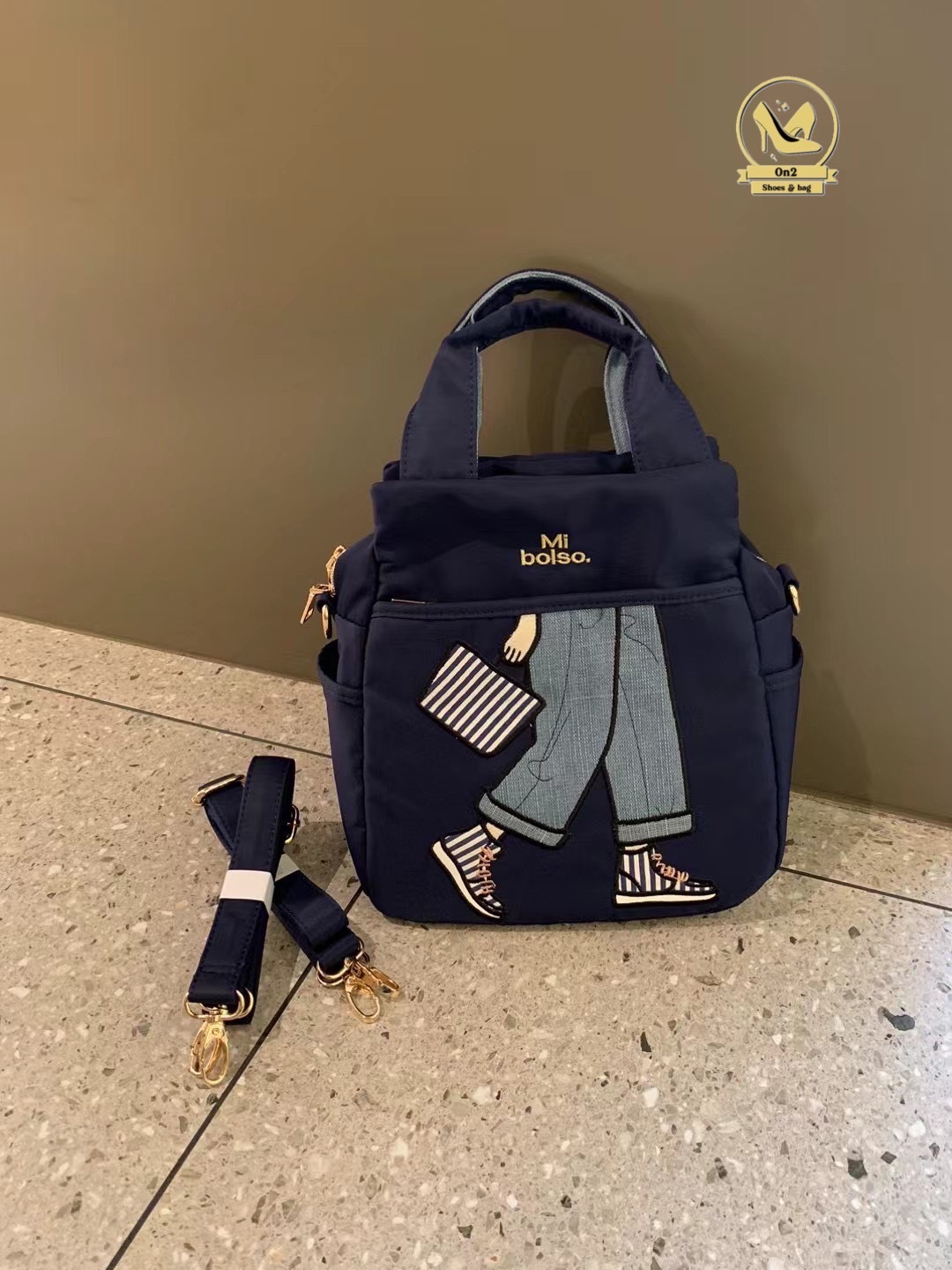 กระเป๋าเป้ได้ สะพายข้างได แบรนด์ miss zapatos วัสดุตัวกระเป๋าทำจากผ้ากันน้ำอย่างดี water proof อะไหล่สีเงิน ด้านบนเป็นปากซิป ด้านหน้า และด้านหลังมีช่องซิป ด้านข้างมีช่องใส่ของ งานจริงน่าใช้มาก สายกระเป๋าสะพายทำเป็นเป้ได้ หรือทำเป็น crossbody bag ก็ได้นะคะ