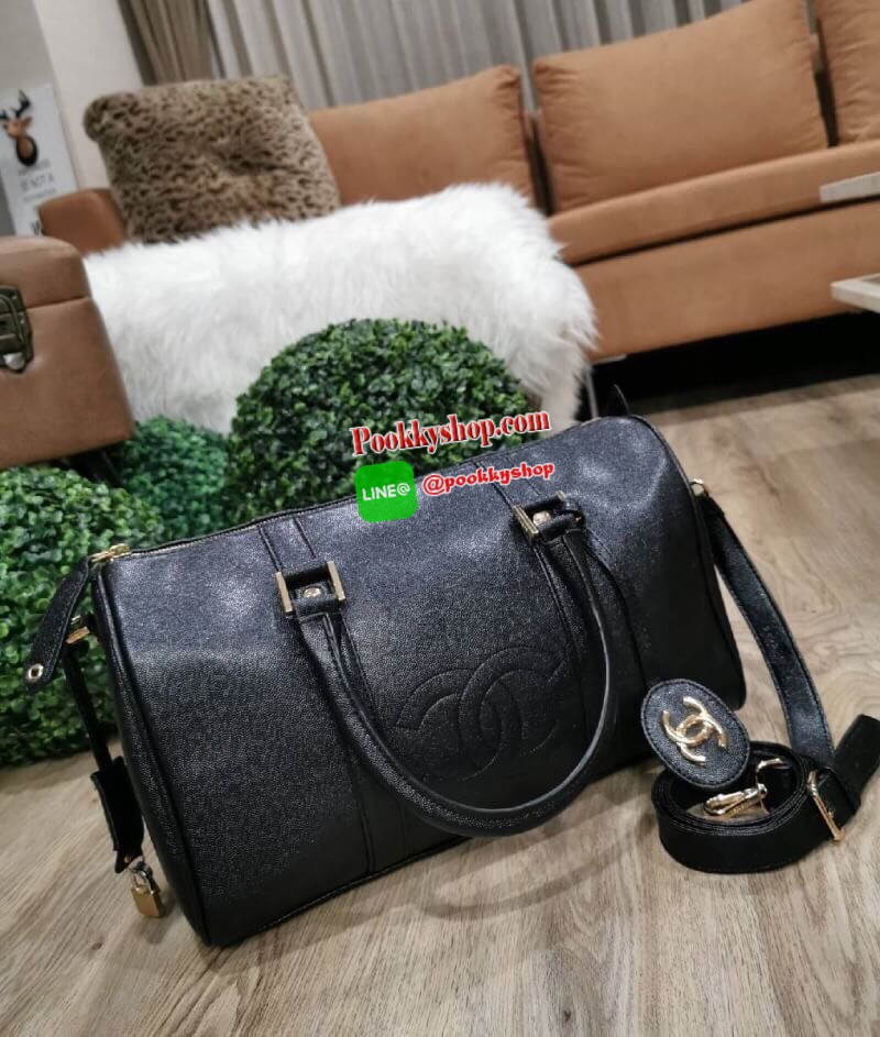 NEW! CHANEL CAVIAR LARGE HANDBAG VIP GIFT WITH PURVHASE กระเป๋าเดินทางใบใหญ่รุ่น Limited Edition - GWP พรีเมี่ยมกิ๊ฟของเเท้จาก Chanel Counter หนังคาเวียร์เนื้อหนาสีดำขึ้นลายสวยหรูอยู่ทรง ด้านหน้ามีโลโก้แบรนด์ เปิดปิดด้วยซิปสะดวกใช้ ประดับTAG โลโก้แบรนด์อะ