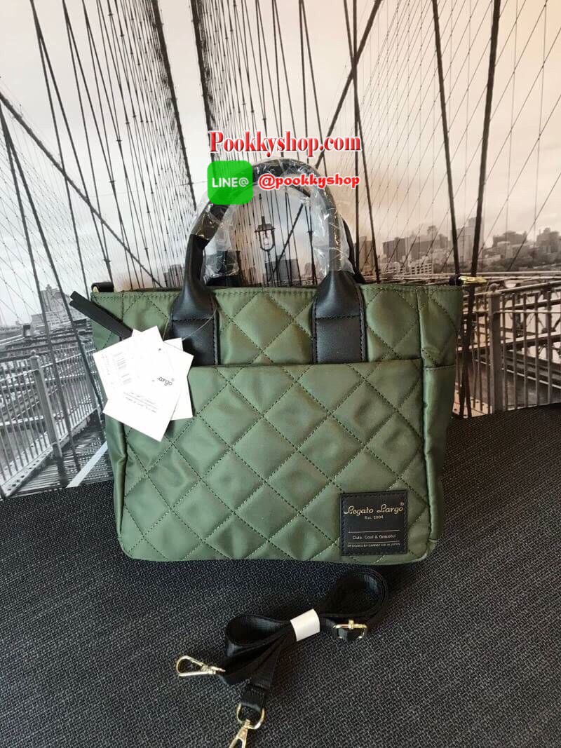New Collection!! Anello & Legato Largo Quitting 2Way Tote Bag คอลเลคชั่นใหม่จาก Anello ดีไซน์โดดเด่นด้วยการเย็บเป็นตารางแบบนูน วัสดุ Nylon กันน้ำได้และน้ำหนักเบา หูจับเป็นหนัง ด้านหน้ามี1ช่องซิป ช่องใหญ่เปิดปิดด้วยซิปเดียว ภายในช่องใหญ่มีช่องเล็กจัดเก็บขอ