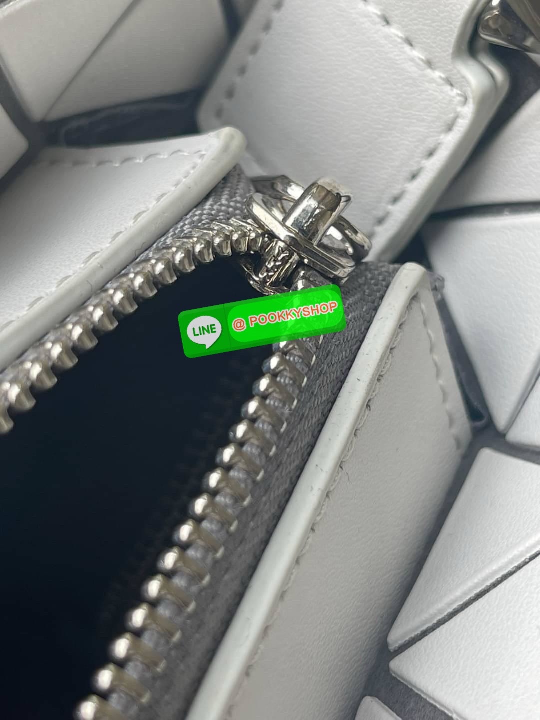 💕 BAO BAO ISSEY MIYAKE Crystal Shoulder Bag งานดีไซน์ที่ดูเรียบง่ายทั้งรูปแบบการใช้งาน มีช่องเปิดปิดแบบซิปเพื่อให้คุณพกพาของมีค่าได้อย่างสบายใจป้องกันสิ่งของตกหล่น ทั้งตัวเพลตสามเหลี่ยมและสายกระเป๋าหนัง สวยแบบคูลๆ ทั้งยังดูแลรักษาง่าย น้ำหนักเบา เ