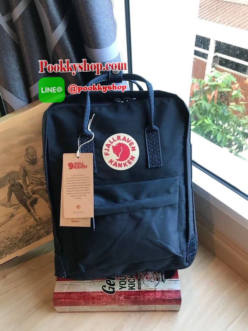 Classic มีกล่องแบรนด์ Kanken backpack รุ่น Classic แบรนด์ดังจากสวีเดนที่นิยมกันมากในหมู่วัยรุ่น กระเป๋าเป้ที่มีน้ำหนักเบา แต่มีความทนทาน และช่องว่างต่างๆมากขึ้น มีซิปหน้าสำหรับใส่ของกระจุกกระจิก และหูหิ้วทั้งด้านหน้าและด้านหลัง สำหรับการหิ้วถือได้สะดวก ใส