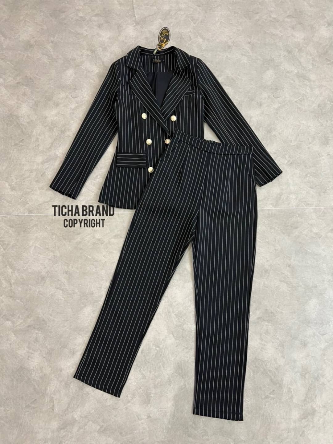 เซตสูทคอปกแขนยาว+กางเกงขายาว มีกระดุมหน้า 2 แถว มีกระเป๋า ทรงพอดีตัว เนื้อผ้าดีมากกกก ใส่สบาย ใส่สวยดูดีเหมือนเซเลปเลยค่ะ ใครกำลังมองหาเซตสูทสวยๆ ใส่ออกงาน ใส่ทำงาน ใส่แล้วดูดี ใส่ได้หลายโอกาส แนะนำเลยค่ะ ราคาเป็นกันเองจัดด่วนๆ สั่งช้าอดสวยยยยยของหมดไวนะค