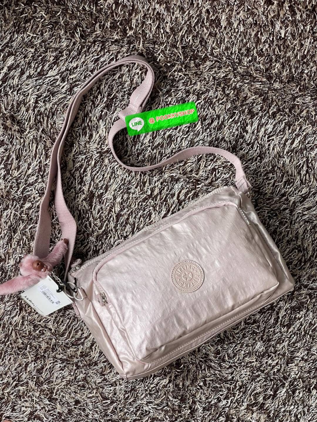 💕Kipling Silen Crossbody Bag กระเป๋าสะพายไหล่ช่วยเพิ่มความโมเดิร์นไม่ตกเทรนด์ให้กับลุคตามสไตล์การแต่งกายของคุณมากขึ้น มีน้ำหนักเบา พกพาไปไหนมาไหนได้สะดวก ใส่สิ่งของได้ครบครันโดยไม่ต้องกังวล นอกจากนี้ ยังมีสายสะพายที่ปรับระดับได้ มีช่องใส่ของเพิ่มเ