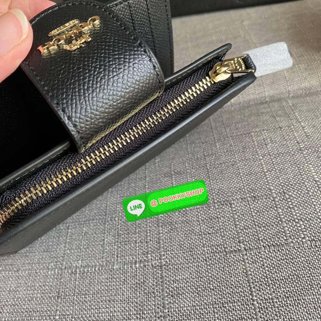 COACH 6390 MEDIUM CORNER ZIP WALLET กระเป๋าสตางค์ใบกลาง สีพื้นเรียบหรู วัสดุcrossgrain ภายในมีช่องใส่บัตรและธนบัตรได้ทุกชนิด มีช่องซิปใส่เหรียญ ขนาดกะทัดรัดพกพาง่าย คนชอบจัดระเบียบกระเป๋าสตางค์แนะนำเลยจ้า