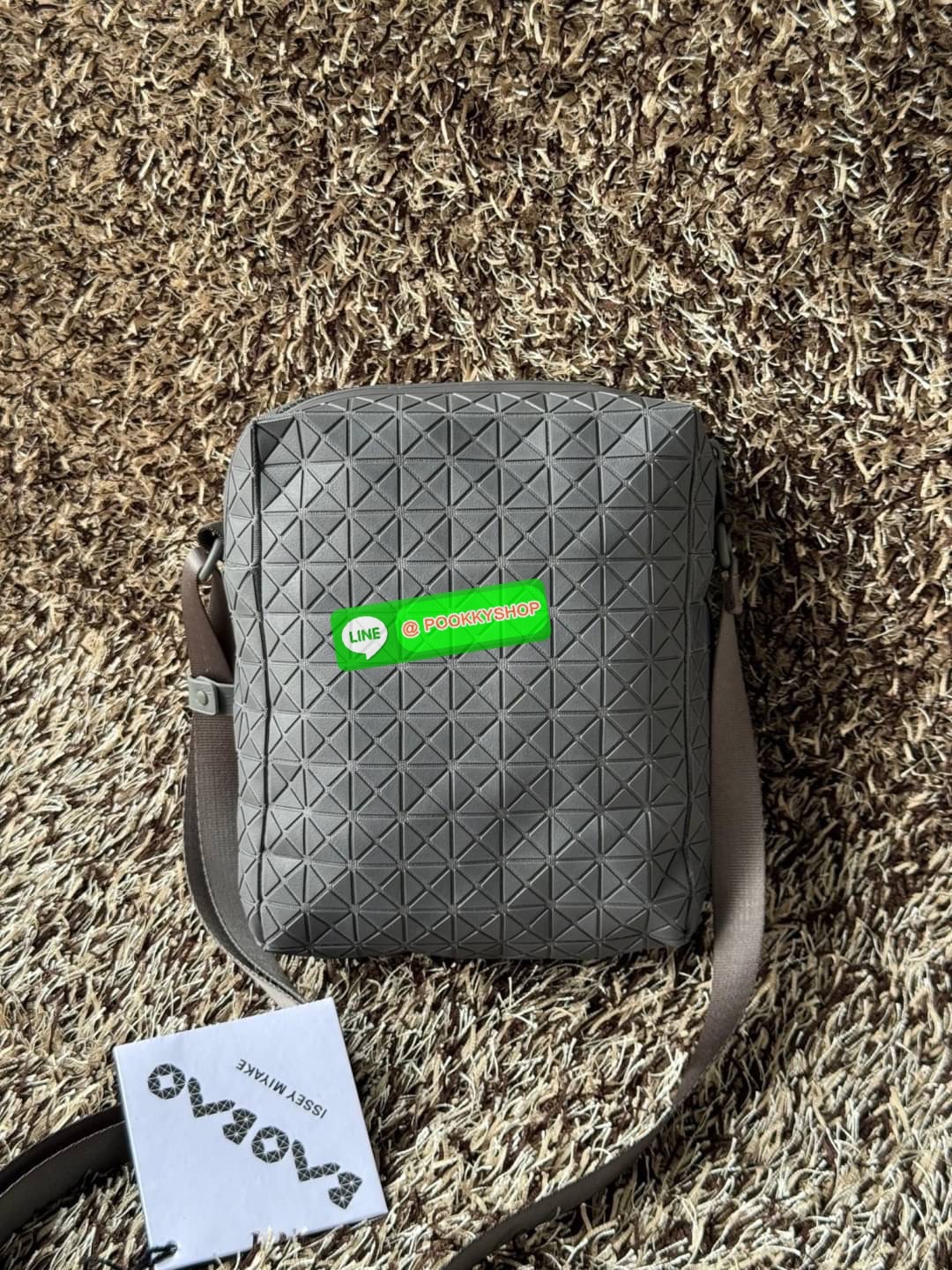 Bao bao issey miyake VOYAGER Shoulder Bag กระเป๋าสะพายข้างใบนี้มีสายสะพายปรับระดับได้ มีซิปเปิดปิดด้านบน และช่องแบบเปิดด้านใน ช่องกระเป๋าด้านนอกปิดด้วยปุ่มแม่เหล็ก มีขนาดที่สะดวกสำหรับเก็บสิ่งของจำเป็นทั้งหมดของคุณ VOYAGER คือเพื่อนร่วมเดินทางที่สมบูรณ์แบ