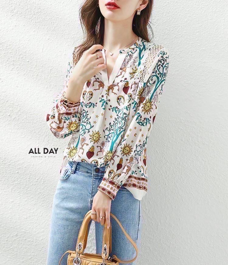 เข้าเพิ่มแล้วค่ะ🔥🔥 ✨🌷พร้อมส่ง🌷✨ เสื้อคอกลมเจาะตัววี เพิ่มลูกเล่นลูกไม้ตรงไหล่ ผ้าจอร์เจียใส่สบาย พิมพ์ลายสวยเก๋แมทช์ง่ายค่ะ