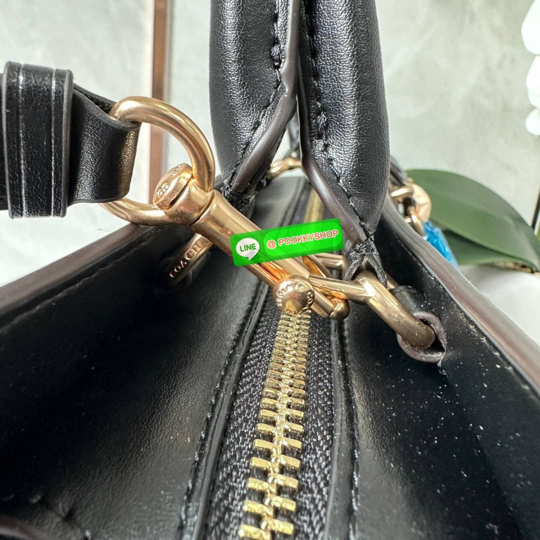 COACH ZOE CARRYALL IN SIGNATURE CANVAS (F87665) กระเป๋าถือหรือสะพาย ผู้ดีคุณนาย วัสดุหนังแคนวาส ตัดขอบหนังแท้ เปิด-ปิดด้วยซิปคู่ ตกแต่งด้วยตัวล็อคแม่กุญแจห้อยด้านหน้า ด้านในเป็นช่องกว้างใส่ของได้เยอะ มีสายสะพายยาว ถอด-ปรับระดับได้ สวย หรู ดูแพงมาก