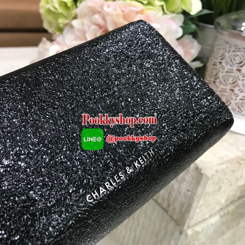 Don’t Miss! NEW! CHARLES & KEITH Embellished Turn-Lock Clutch กระเป๋าสะพายคลัชทรงกล่องรุ่นใหม่ชนช็อปวัสดุ Synthetic Leather มีเทคเจอร์สีเมทัลลิคดูมีดีเทล เปิดปิดด้วยตัวล๊อคปั้มแบรนด์ดีไซน์สวยหรู ด้านหลังประดับโลโก้ ภายในโล่งมีช่องซิปหัวซิปแบรนด์ ใส่มือถือ