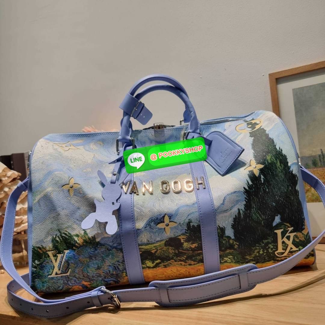 LV×Jeff koons van gogh keepall travel bag 🔆 Details ใหม่ล่าสุด กระเป๋าเดินทางสุดคลาสสิค ไซส์ใหญ่จุใจ ไอเท็มที่จะทำให้การเดินทางไม่ธรรมดาอีกต่อไป ด้วยดีเทลความเป็นเอกลักษณ์ ลงลวดลายภาพวาดโดดเด่นไม่ซ้ำใคร เปิด-ปิดด้วยซิปแน่นหนา มีกุญแจล็อคได้ มีสายส