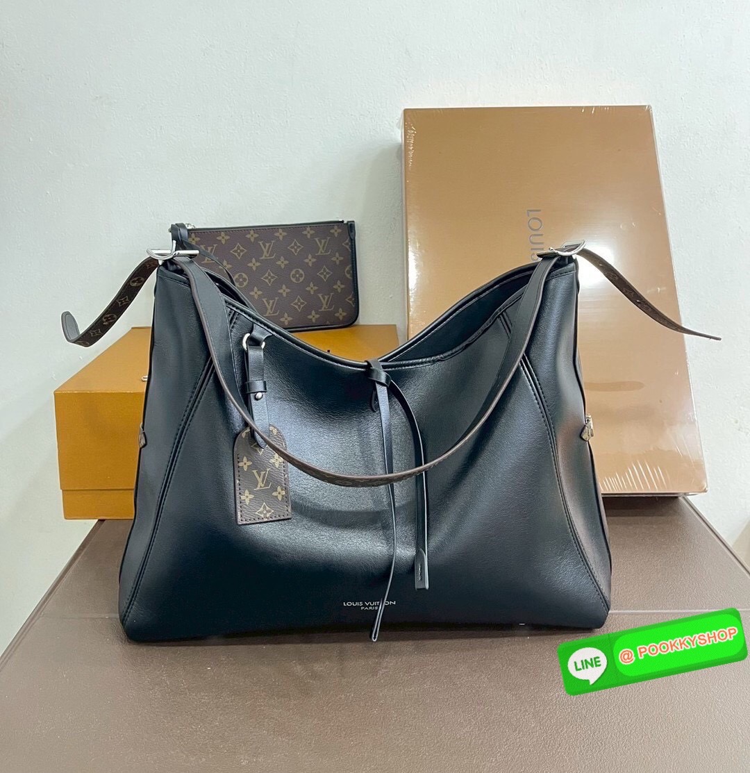 🕊️ พร้อมส่ง | LV CarryAll Vibe MM ใหม่ล่าสุด กระเป๋าสะพายทรงโท้ทใบใหญ่ สวยหรูดีไซน์เรียบง่ายคลาสสิค ดูผู้ดี มาพร้อมใบลูกลายโมโนแกรมสุดไอคอนิก รูปทรงสวยตลอดกาล ใช้ได้กับทุกลุค ทุกโอกาส ภายในโล่งกว้างมาก ใส่ของสำคัญได้ครบแน่นอนจ้า