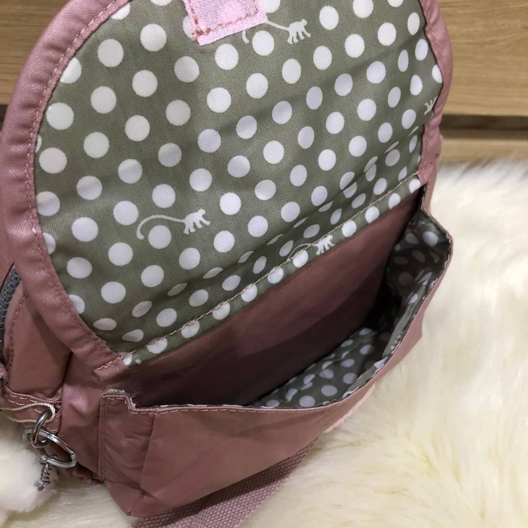 พร้อมส่งความน่ารัก Kipling shoulder bag กระเป๋าสะพายขนาดพอดีจากแบรนด์ Kipling วัสดุเป็นไนล่อนกันน้ำ ตัวกระเป๋ามีฝาเปิดปิดมีช่องใส่ของหลายชั้นมีซิปปิดปากกระเป๋า ด้านในมี 1 ช่องซิปและช่องเสียบปากกา มาพร้อมพวงกุญแจลิงkipling สายปรับระดับได้ คุ้มทุกการใช้งาน
