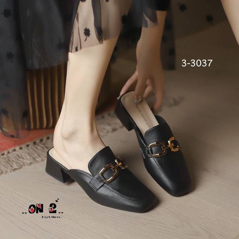 รองเท้าทรงคัชชูเปิดหลังหน้าประดับอะไหล่สไตล์แบรนด์ เสริมส้นสูง4ซม ใส่เดินง่าย งานทรงสวยใส่สบายค่ะใช้วัสดุเกรดดีสีดำอะไหล่ทองสวยหรูเข้ากับชุดง่าย