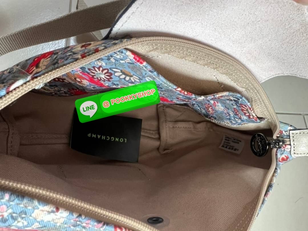 New Arrival Longchamp X Eu Backpack กระเป๋าเป้สะพายหลังลายดอกๆไม้ วัสดุผ้าฝ้าย อะไหล่สีดำ กระเป๋าเป้แบบลำลองสำหรับสตรีซึ่งนำรูปทรงอันเป็นเอกลักษณ์ของ Le Pliage มาปรับใช้กับทุกสถานการณ์ อุปกรณ์เสริมที่ใช้งานได้จริงนี้มีสายรัดปรับระดับได้และที่จับช่วยให้ สะ