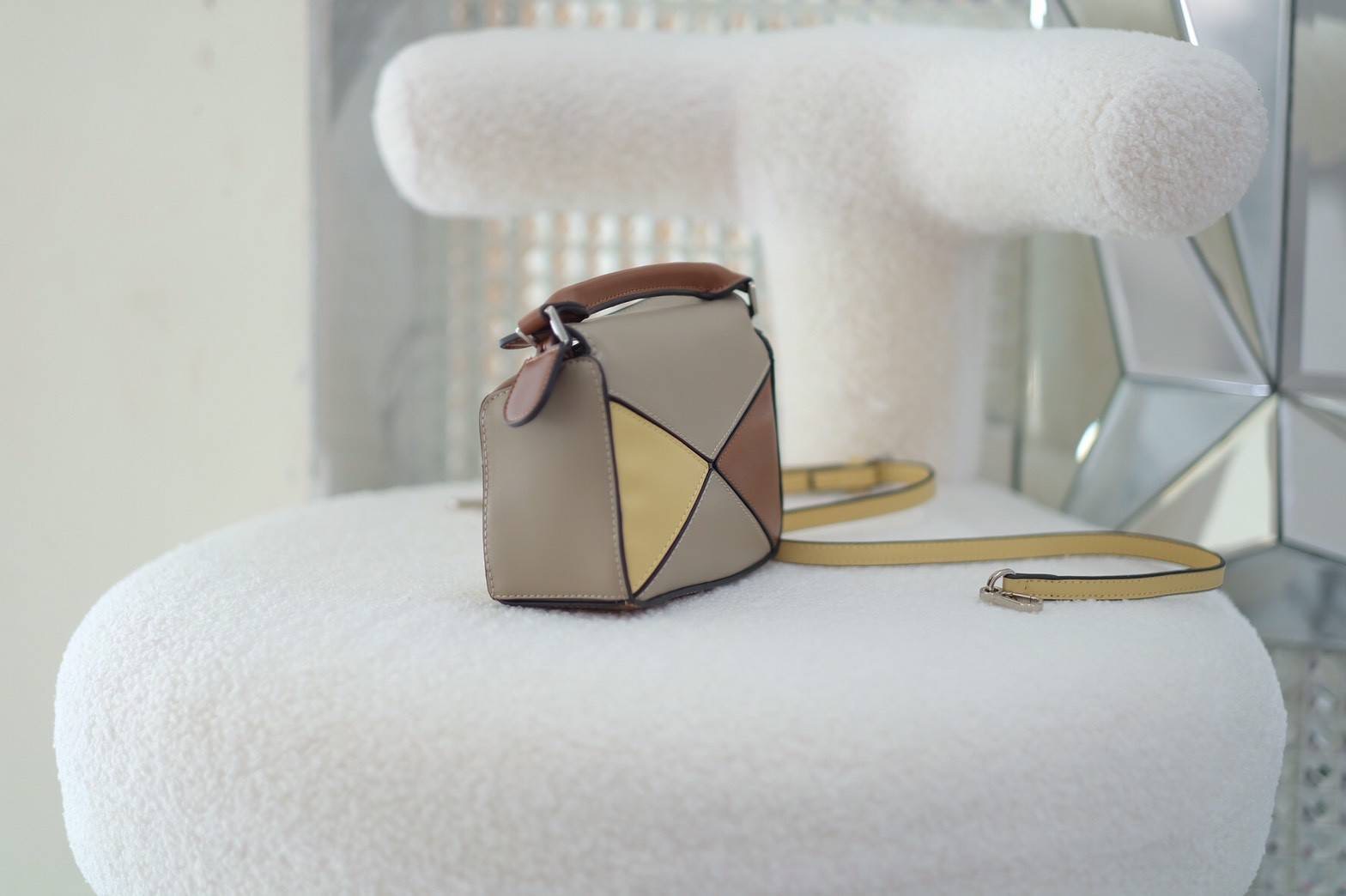 น่ารัก..ไม่ไหวแล้ว LW mini puzzle เห็นแล้วใจหวั่นไหว น่ารักอะไรขนาดนี้ ย่อส่วนได้สมบูรณ์แบบสุดๆ ลงตัวทุกอย่าง ใส่โทรศัพท์ iplus ได้สบายๆ ยังเหลือเนื้อที่ใส่ของได้อีกเยอะ รีบเลยน้า สวยๆทุกสี