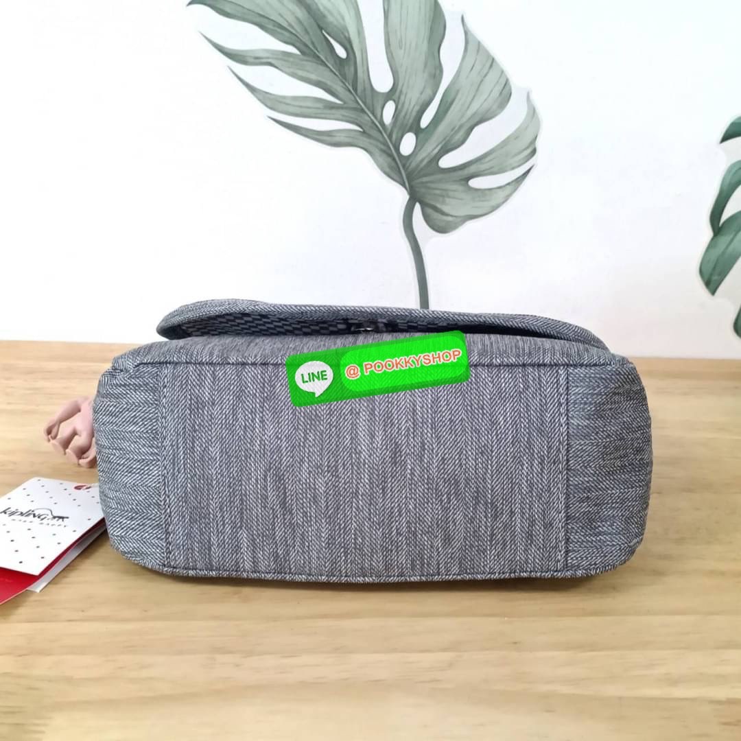 KIPLING SABIAN CROSSBODY MINI BAG กระเป๋าสะพายข้าง วัสดุ Nylon & Polyester 100% ขนาดเล็กกำลังน่ารัก เปิด-ปิดด้วยฝาปิดกระดุมแม่เหล็กและซิปแบรนด์ ด้านในมีแท็กแบรนด์