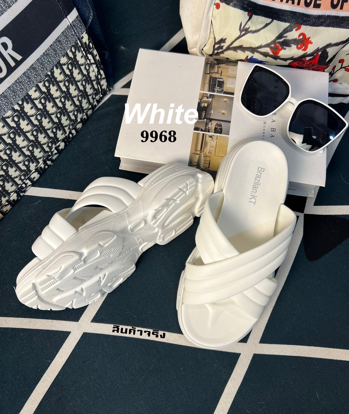 ฟังก์ชั่นที่คิดมาเพื่อให้ใส่สบายรับหน้าฝนแบบนี้ รองเท้าสวมลำลอง หน้าไขว้ โปร่งๆ โล่งๆ ที่ใส่แล้วยังดูสวย ใส่สบาย เอาไว้ประจำตัว แต่งตัวง่าย แถมราคาน่าคบหา พร้อมลุยฝนนี้ได้สบายๆ เลยจ้าา