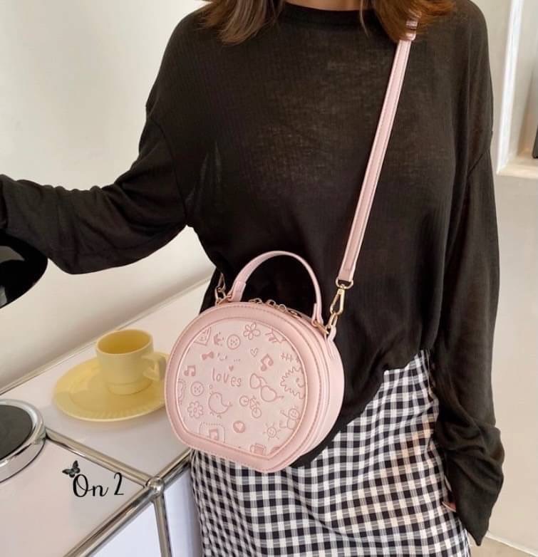 กระเป๋าแฟชั่นทรงกลม สไตล์มินิมอล งานซิปหนังpu อะไหล่ทอง สายสะพายยาวแบบ Cross body ปรับระดับได้ ทรงสวยงานน่ารักมากค่ะ