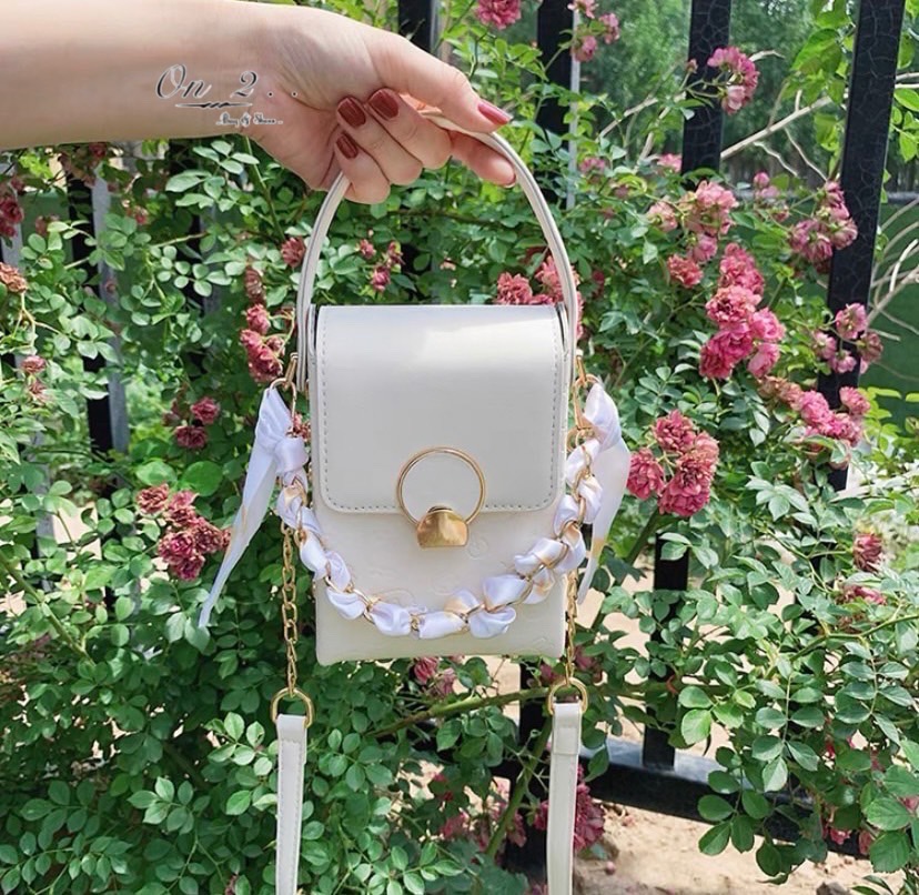 กระเป๋าสะพายข้างทรงกล่อง ไซส์มินิสะพายง่ายแมทเข้ากับทุกลุค สายสะพายยาวครอสบอดี้ได้ค่ะ ใส่โทรศัพท์ใส่ของจุกจิก