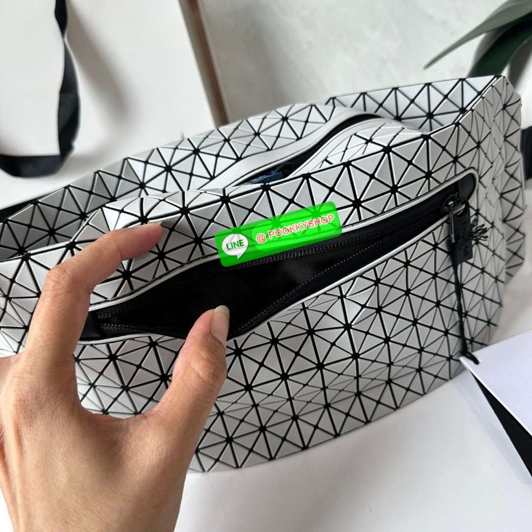 BaoBao Issey Miyake baton belt bag 🔖กระเป๋าคาดเอว/คาดอก เอกลักษณ์โดดเด่นตลอดทั้งใบ สุดเทห์ น้ำหนักเบาพกพาสะดวก 🔖วัสดุ: โพลียูรีเทนผสมหนัง 🔖เปิด-ปิดแบบซิปบน และมีช่องซิปด้านหน้า ภายในมีช่องแยกสัดส่วน 2 ช่อง ซับในผ้าไนลอน 🔖สา