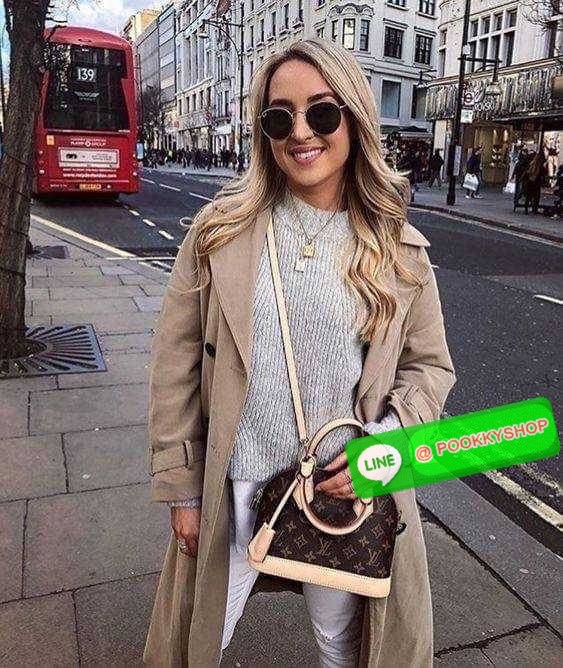 HOT ITEM!! LV Alma bag กระเป๋าทรงโดมสุดฮิต ที่สาวๆตามหา สวยสะพายขับผิว อัพลุคไฮน์ที่สุด ขนาดกำลังดี วัสดุหนังแคนวาส สลับหนัง cowhide เรียบ ดูหรู หูจับในตัวทำให้ใช้งานได้สะดวก และมีสายครอสสะพายข้างให้ เปิด-ปิดด้วยซิป มีกุญแจล็อคได้ ภายในโล่งกว้าง ใส่ของสำค
