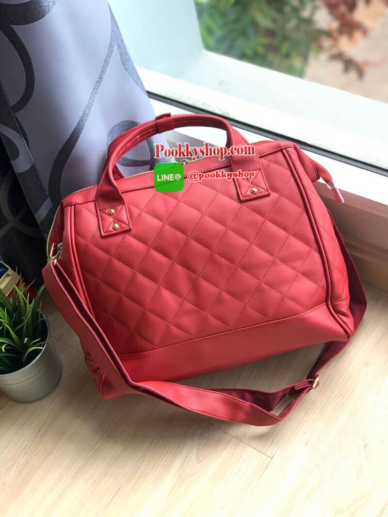 ANELLO (AH-H1862) QUILTING MOUTHPIECE 2-WAY SHOULDER BAG คอลเลคชั่นใหม่จากanello รุ่นคลาสสิค ที่ตัวกระเป๋าบุหนังpuด้วยหนังลายตารางนูนทั้งใบ ดูมีดีเทล ปากกระเป๋ายังคงมีโครงเป็นเอกลักษณ์ จะใส่โน้ตบุ้ค หรือเอกสาร สัมภาระต่างๆได้เยอะ มีช่องซิปใช้งานที่ด้านหน้