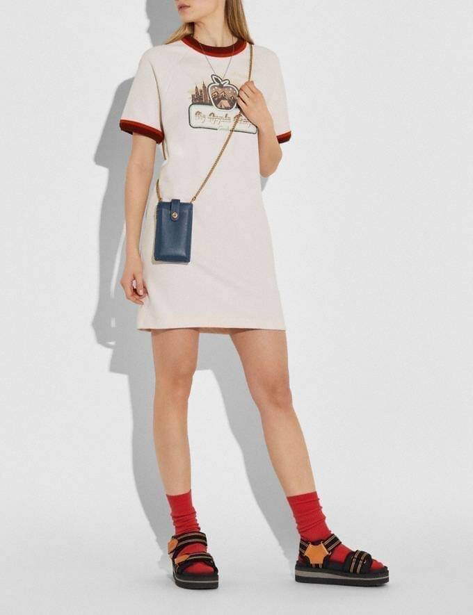 COACH 825 TURNLOCK CHAIN PHONE CROSSBODY IN BLOCKED SIGNATURE CANVAS ฮอตและปังกว่านี้ไม่มีแล้ว!! กระเป๋าเอนกประสงค์ สำหรับใส่โทรศัพท์ ใส่บัตรได้ มีช่องซิปแยกให้ด้วย ขนาดพกพาดีงาม!! 💕 ใส่โทรศัพท์ได้ทุกรุ่นน้า สายสะพายยาวประมาณ 23" (วัดจากไหล่)