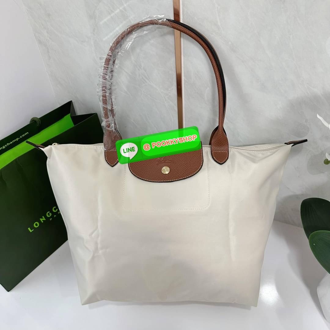 LONHGCHAMP LE PLIAGE ORIGINAL L TOTE BAG 🔖กระเป๋าสะพายไหล่ Le pliage ใบใหญ่ เรียบง่ายจุของได้เยอะ สามารถเก็บเอกสารหรือแล็ปท็อปได้คะ 🔖วัสดุ:ไนลอนเคลือบ 🔖เปิด-ปิดด้วยซิป ภายในกว้าง มีช่องลับแยกคะ 🔖สามารถพับเก็บได้พกพาสะดวกคะ