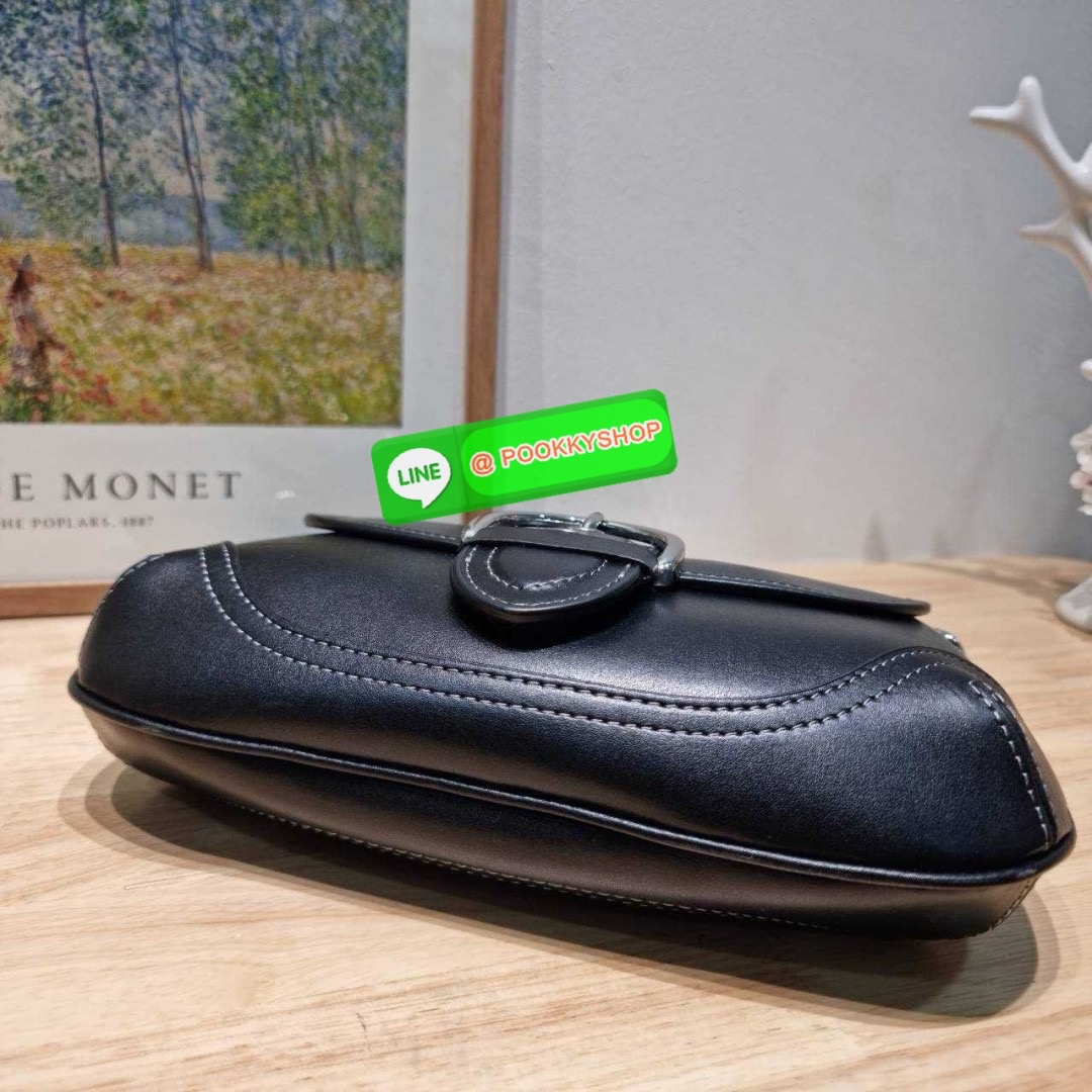 COACH CR737 SOHO BAG IN REPURPOSED DENIM 🔅 Details เลิกสวยแซ่บกี่โมงคะคุณน้า! ไอเท็มให้พาใจสั่นมาอีกแล้ว! กับกระเป๋าสะพายไหล่สไตล์วินเทจ ที่ยังคงแมสและฮอตมาก ด้วยรูปทรงที่ใช้งานง่าย ไม่เกะกะ แต่มีความเรียบหรูในตัว กระเป๋าปิดด้วยกระดุมแม่เหล็ก ภายใ