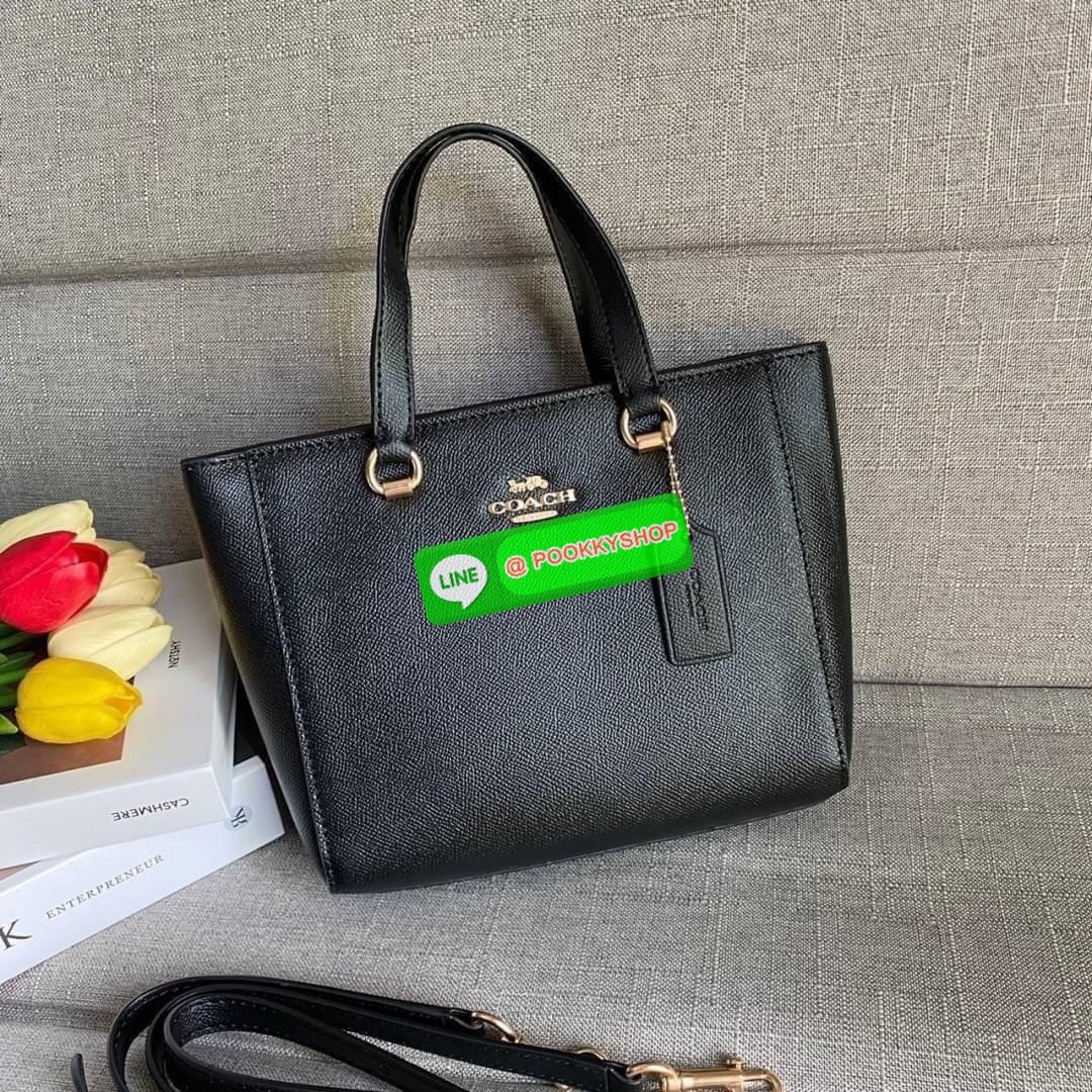 Coach Alice Satchel In Signature Canvas ( coach ca224) กระเป๋าสะพายข้าง ดีไซต์จากแบรนด์เรียบหรู สะพายได้ทุกโอกาส วัสดุหนังแท้ หูจับและสายหนังแท้ เปิดปิดด้วยซิป ภายในกระเป๋าช่องโล่ง ใส่ของได้เยอะ มีช่องเล็ก 1 ช่อง ซับในผ้า มีฐานรอง สายถอดได้ สามารถสะพายไหล