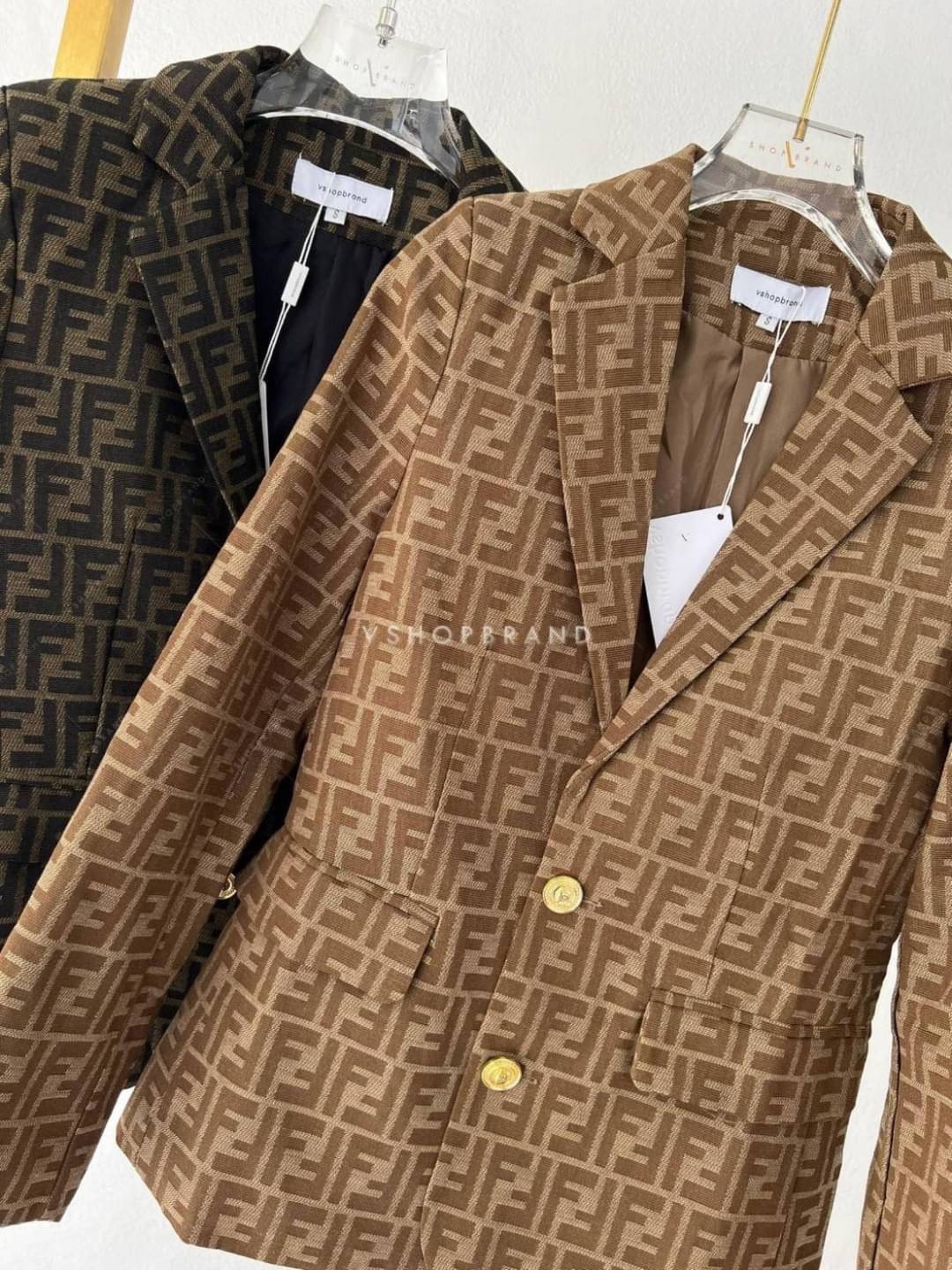 เสื้อสูทผ้าทอพิมพ์ลาย Fed.di ทรงเข้ารูป ผ่าหลัง มีกระเป๋า 2 ข้าง (ใช่งานได้จริง) แต่งกระดุมทองเพิ่มความหรู ทรงสวย ทางแบรนด์เลือกใช้ผ้าสูทเนื้อดีในการตัดเย็บ เย็บติด ซับใน คัตติ้งเนี้ยบ ทรงเป๊ะมากๆเลยค่ะ