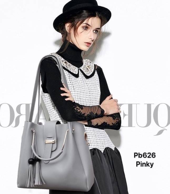 พร้อมส่ง PB626 (ผลิตใหม่งานดีกว่าเดิม) มาแล้วจ้า ครบสี รุ่นขายดีตลอดกาล งานเซตหรู ดูแพง ใบใหญ่ออกแบบสวยเข้ากับทุกชุด ตกแต่งพู่สวยงาม สายยาวติดกับตัวกระเป๋าถอด ไม่ได้ค่ะ ผลิตจากหนัง pu เกรดพรีเมี่ยม คุ้มมากได้ถึง 3 ใบ จัดเซตเข้ากั้นนนเข้ากัน สาวๆรีบจัดเลยจ