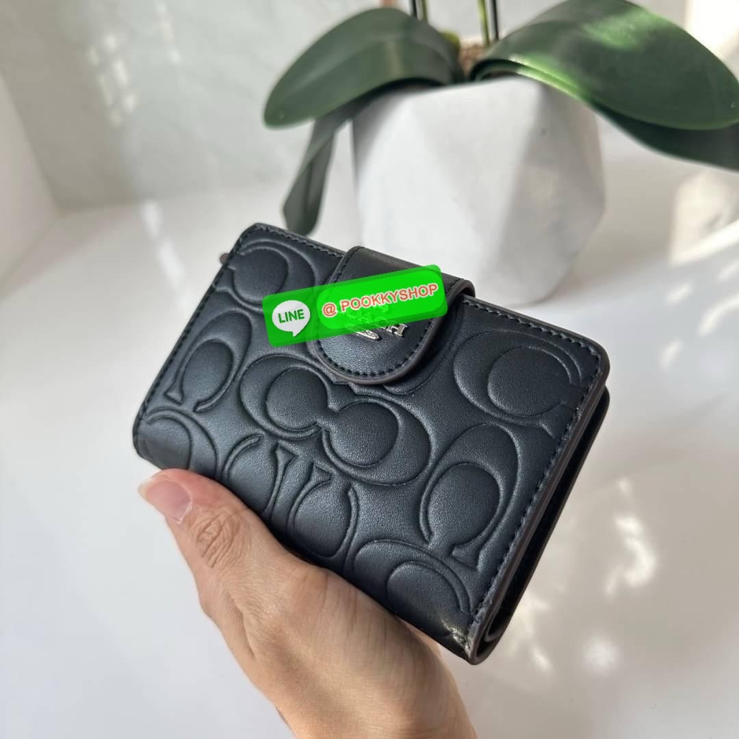 Coach Medium Corner Zip Wallet With Signature Leather 🔖กระเป๋าตังใบกลาง คอลเลคชั่นใหม่ หนังนิ่ม ลายC นูน สวยมาก 🔖วัสดุ: หนังแท้ 🔖เปิด - ปิดแบบกระดุม มีช่องใส่แบงค์ ใส่ธนบัตรได้ทุกชนิด ช่องใส่บัตร ใส่เหรียญ