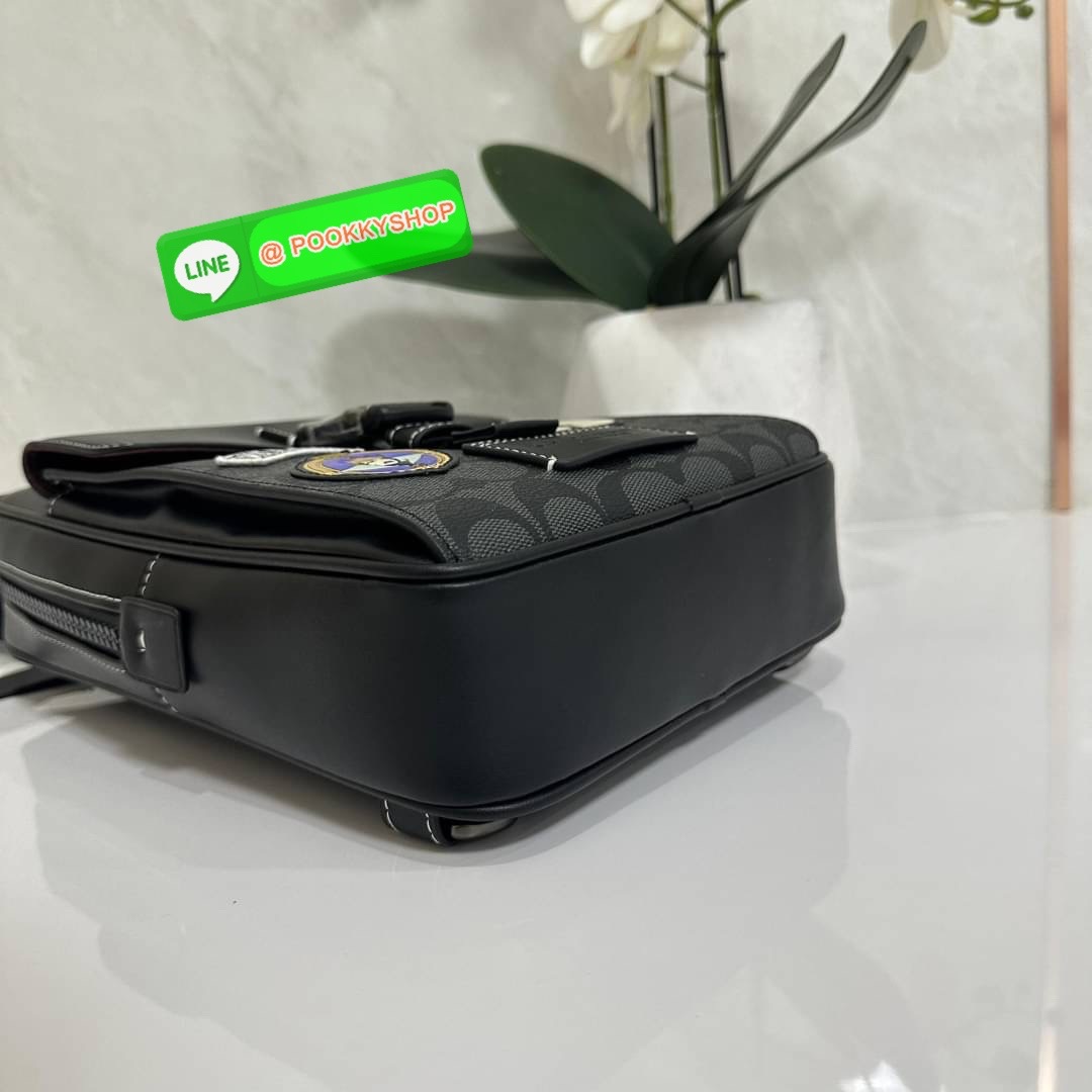 COACH DISNEY X COACH TRACK PACK IN SIGNATURE CANVAS WITH PATCHES (COACH CC113) กระเป๋าสะพายไหล่ และคาดอก ดีไซต์ทันสมัย สุดเท่ห์โดดเด่น ด้วยลวดลายตัวละครดิสนี่ย์ วัสดุหนังแคนวาสตัดขอบหนังแท้ เปิด-ปิดด้วยซิป ภายในกว้าง มีช่องเล็กๆหลายช่อง มีสายล็อคด้านหน้า