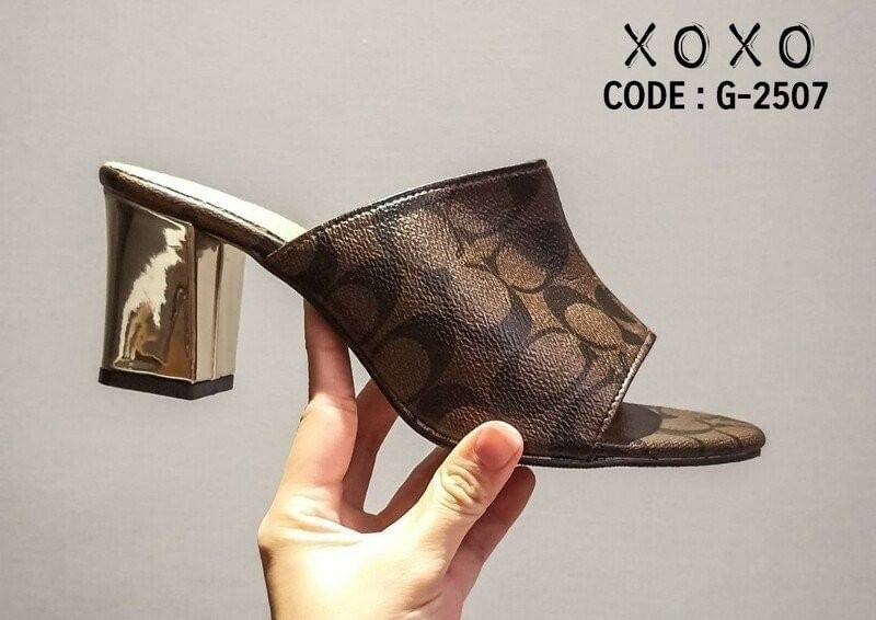 งานสวม ลายหนัง Coach สวย หรู ดูแพงเกินราคาขาย สวมใส่แมทส์ชุดง่าย หลายโอกาส เพิ่มความหรู ส้นสีทอง สวย งานเรียบร้อย ใส่สบาย ส้นทรงแท่ง ยื่นทรงตัวสบาย ไม่เมื่อย น้ำหนักเบา