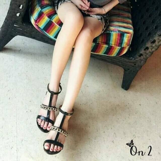 GIVENCHY SHOES Style Givenchy ส้นสูงดีไซน์เรียบหรู ดูคลาสสิค ซิปหลัง เพิ่มดีเทลโซ่ทอง Sexy สูง4” กำลังดี ใส่แล้วดูโปร่งสูงเท้าเรียบสวย ใส่ออกงานได้เลยค่ะ หรือจะใส่กับยีนส์ก้อลงตัว เท่ห์ๆ ห้ามพลาดนะคะ ฟ