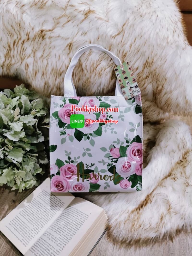 ลายนี้เข้าแล้วนะคะ! พร้อมส่งไอเท็มยอดนิยม! Harrods London Top-handle Shopping Bag กระเป๋า Shopping แบรนด์ดังจากอังกฤษรุ่นยอดนิยมวัสดุ PVC+Polyester 100% ของแท้เนื้อหนาอยู่ทรงกันน้ำ ขนาดกำลังดี น้ำหนักเบา เปิดปิดด้วยซิปสะดวกใช้หัวซิปปั้มโลโก้แบรนด์อะไหล่เง